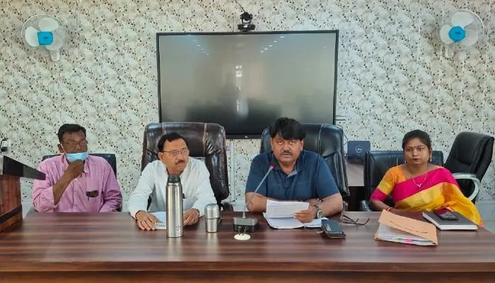 हरदोई: संचारी रोगों को रोकने नगर पालिका सभागार में हुई बैठक, साफ-सफाई व फागिंग पर दिया गया जोर