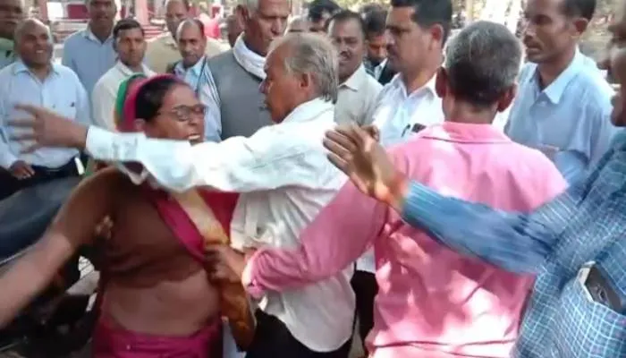 कन्नौज: भूमि का बैनामा करने से इंकार करने पर महिलाओं ने तहसील में युवक को धुना