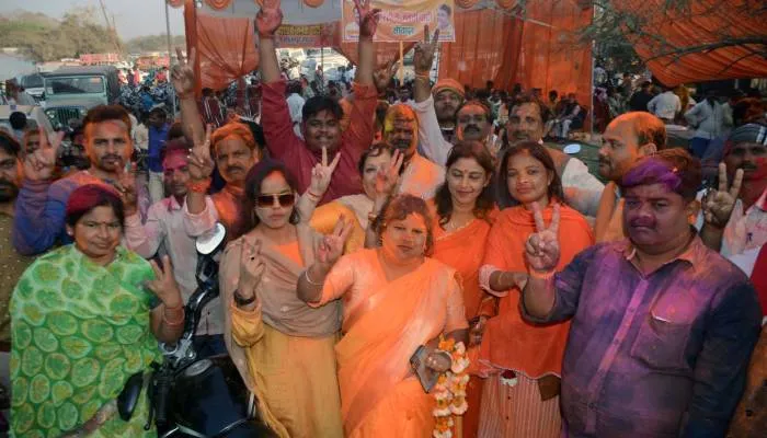 सीतापुर: प्रचंड जीत के नतीजे आने के बाद खुशी से झूम उठे भाजपाई
