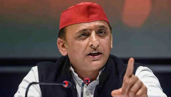 सरकार पेट्रोल से लोगों को लूट रही, अपराधी ”पेट्रोल पंपवालों” को : अखिलेश यादव