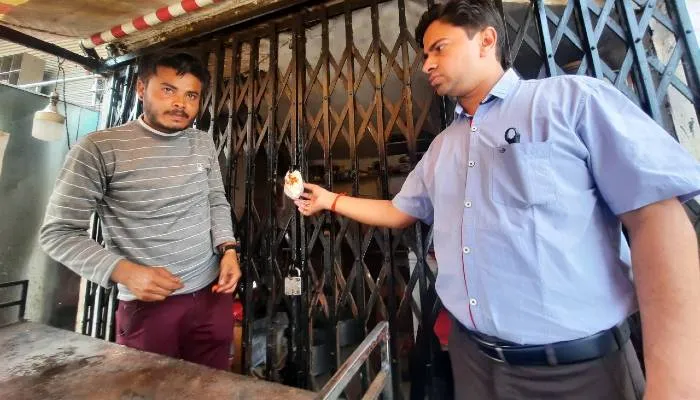 सीतापुर: टैक्स बकायेदारों पर नगर पालिका की बड़ी कार्रवाई, वी मार्ट को किया सीज, मचा हड़कंप