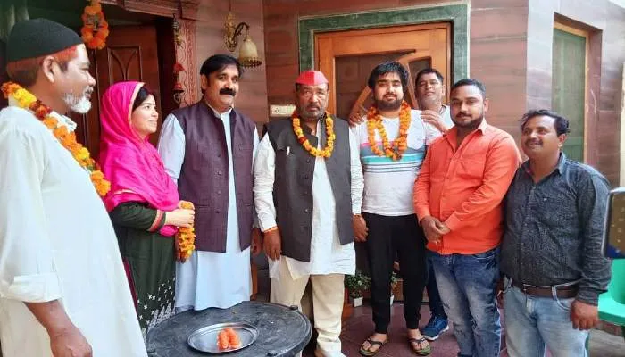 बहराइच: यूक्रेन में फंसे पूर्व सपा विधायक के पौत्र पहुंचे घर, बधाई देने वालों का लगा तांता