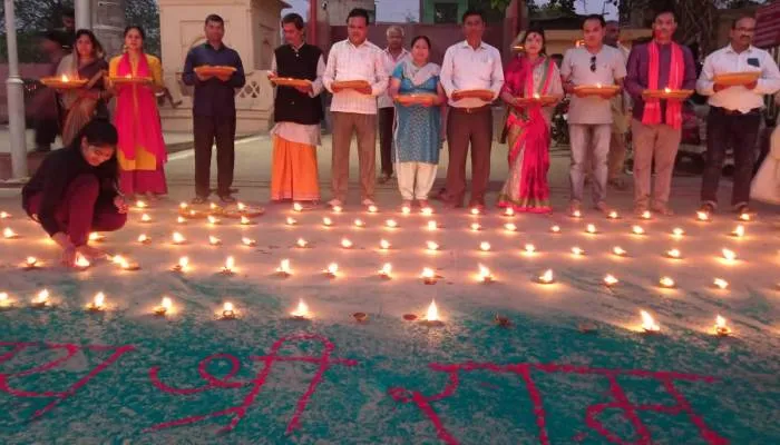 योगी आदित्यनाथ के दोबारा मुख्यमंत्री बनने पर गोरखपुर के मंदिरों में दीप जलाकर मनाई गईं खुशियां