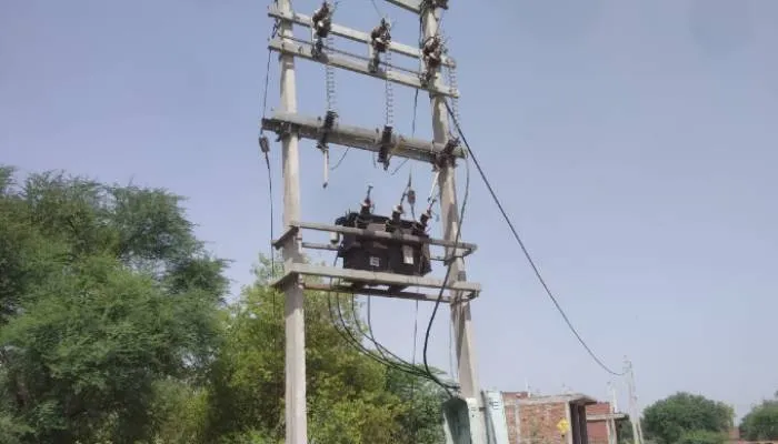 रायबरेली: एक साल से सौ घरों को नहीं नसीब हो रही बिजली, अंधेरे में गुजर रहीं रातें….