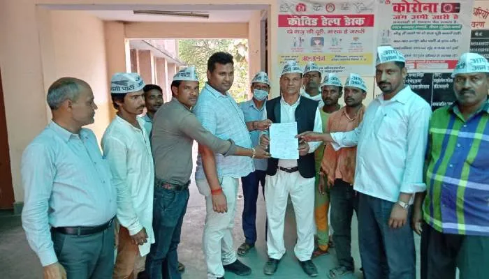 बहराइच: दिल्ली में केजरीवाल के आवास पर हुए हमले के विरोध में ”आप” ने किया प्रदर्शन, सौंपा ज्ञापन