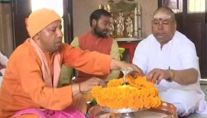 मुख्यमंत्री योगी ने महाशिवरात्रि के पावन पर्व पर किया महादेव का रुद्राभिषेक, प्रदेशवासियों को दी शुभकामनाएं
