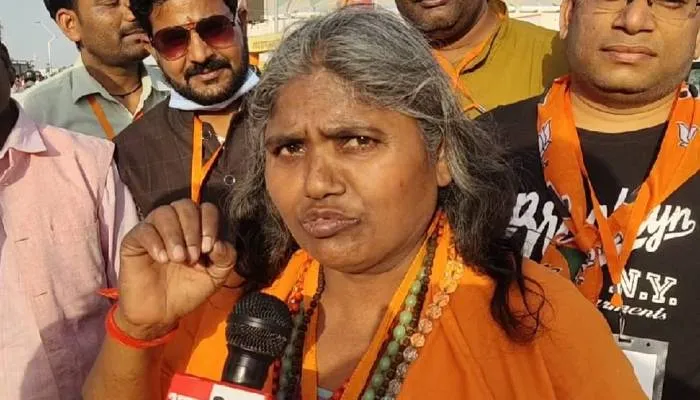 योगी के शपथ ग्रहण में पहुंची साध्वी ने की मुलायम की तारीफ, कहा- आजमगढ़ के दिल में बसते हैं सपा संरक्षक