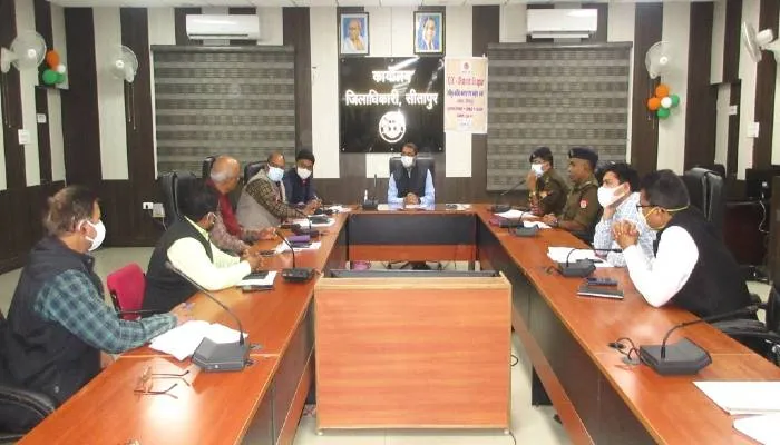 सीतापुर: मतगणना हाल में प्रतिबंधित रहेगा मोबाइल, पानी की बोतल और माचिस
