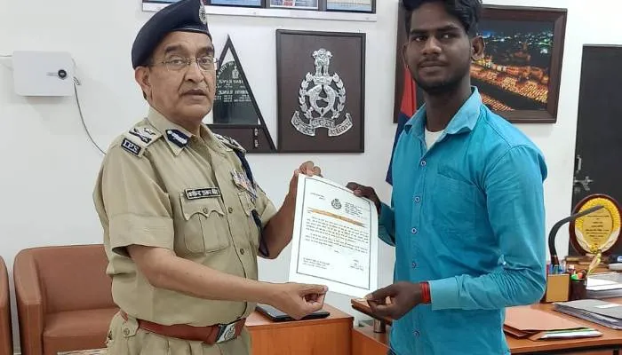 अयोध्या: कुलदीप मांझी को मानवीय रक्षा के लिये पुलिस ने किया सम्मानित