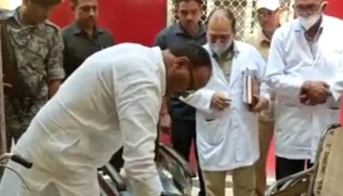 लखनऊ: उप मुख्यमंत्री ब्रजेश पाठक ने सिविल हॉस्पिटल का किया औचक निरीक्षण, अस्पताल में फैली अव्यवस्थाओं को देखकर भड़के