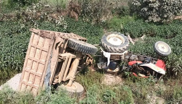 बहराइच: बाइक सवार को बचाने के चक्कर में गड्ढे में पटला ट्रैक्टर-ट्रॉली, चालक घायल