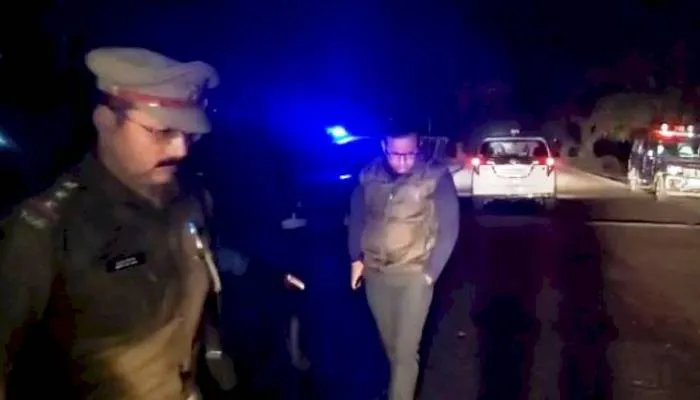 बांदा: सड़क पर मिला युवक का शव, हत्या की आशंका