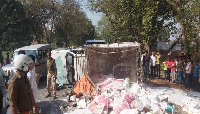 अयोध्या: अवध विश्वविद्यालय से लौट रहीं दो छात्राओं को पिकअप ने मारी टक्कर, एक की मौत व एक गंभीर