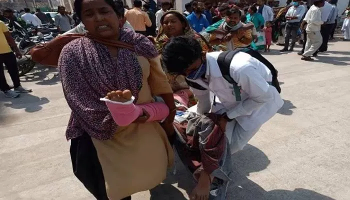 आगरा: एसएन मेडिकल कॉलेज में लगी आग, मरीजों को गोद में उठाकर भागे तीमारदार