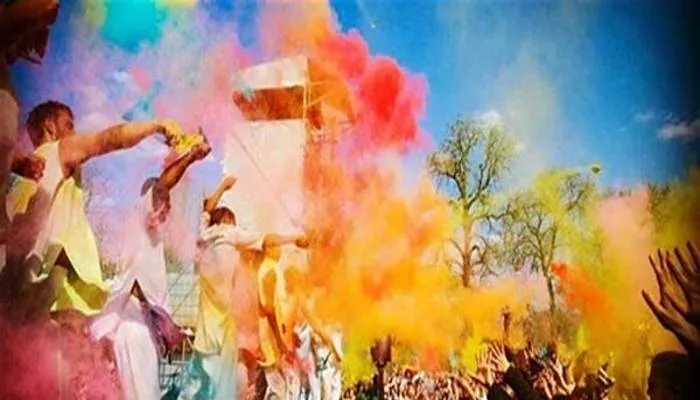 बुंदेलखंड में फाग के धुनों पर रंगों से सराबोर हुरियारों का होता है धमाल