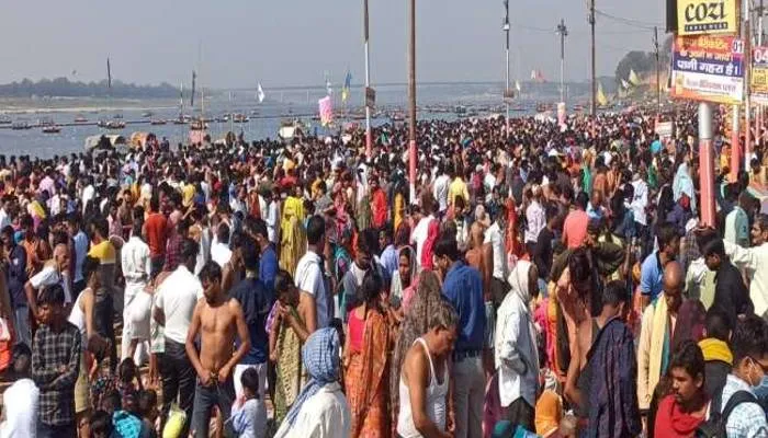 प्रयागराज: महाशिवरात्रि के अवसर पर श्रद्धालुओं ने लगाई आस्था की डुबकी, देखें तस्वीरें