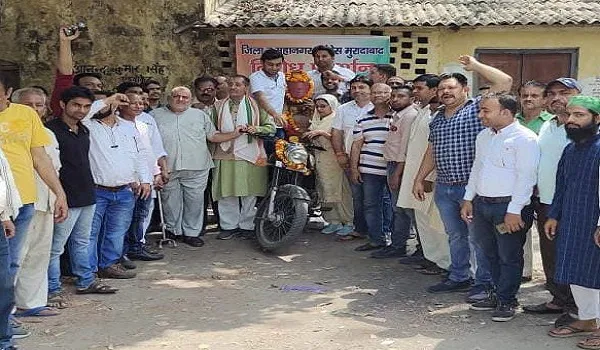 मुरादाबाद : कांग्रेसियों ने मोटरसाइकिल पर सिलेंडर रखकर जताया विरोध