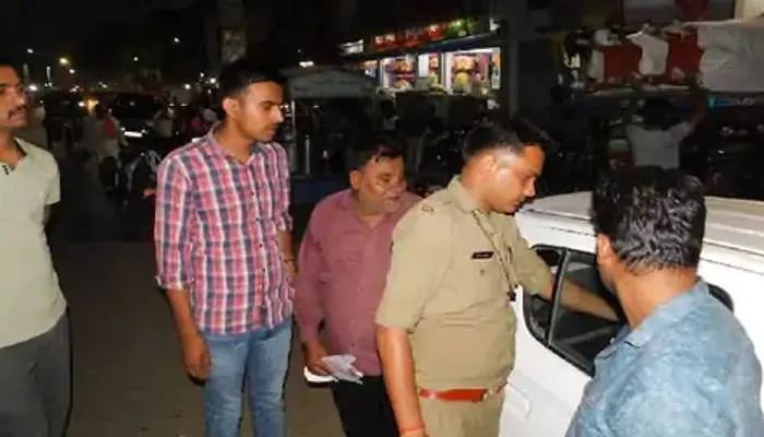 बलिया: कार का शीशा तोड़कर उच्चकों ने उड़ाए 4 लाख रुपए, जांच में जुटी पुलिस