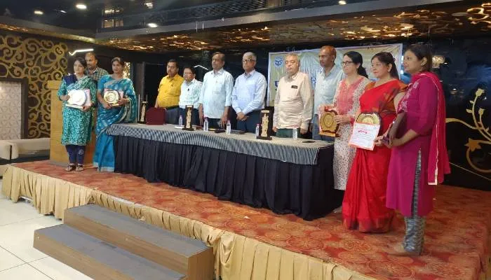 अयोध्या: चिकित्सा क्षेत्र में बेहतर कार्य व उत्कृष्ट सेवाएं देने वाले सेवा प्रदाताओं को किया गया सम्मानित