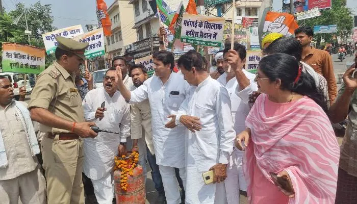 बाराबंकी: डीजल-पेट्रोल और रसोई गैस की कीमतों में वृद्धि के खिलाफ कांग्रेस ने किया प्रदर्शन
