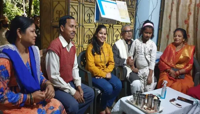 गोरखपुर: यूक्रेन से वतन लौटे छात्र-छात्राओं के घर जाकर महापौर ने की परिजनों से मुलाकात
