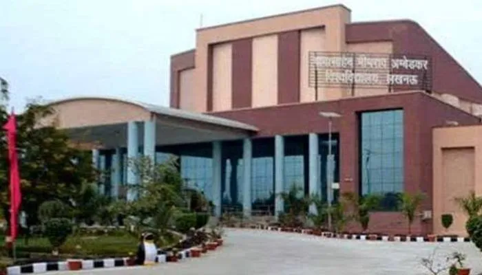 लखनऊ: ऑफलाइन पढ़ाई की मांग को लेकर बीबीएयू के छात्रों ने कुलपति के खिलाफ खोला मोर्चा