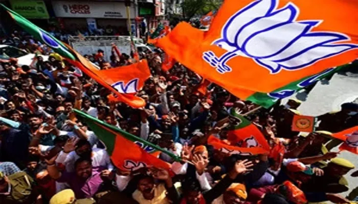 उन्नाव: ढोल नगाड़ों की धुन पर थिरके भाजपाई, जेसीबी पर सवार होकर जाहिर की खुशी
