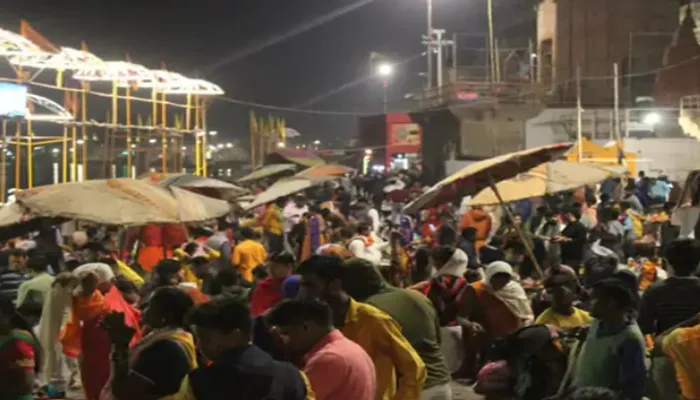 वाराणसी: काशी के घाट से लेकर बाबा के दरबार तक आधी रात के बाद से ही उमड़ी भक्तों की भीड़