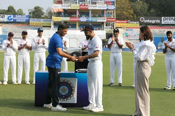 IND vs SL: विराट कोहली का 100वें टेस्ट में सम्मान, राहुल द्रविड़ ने सौंपी कैप, पत्नी अनुष्का शर्मा भी बनी गवाह