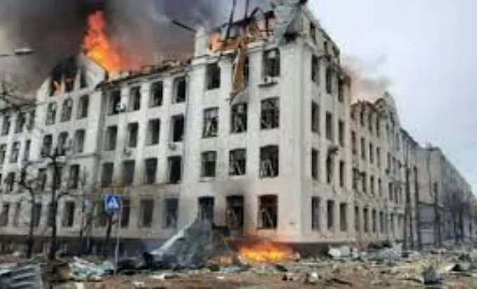 Russia Ukraine War: रूस ने यूक्रेन के खारकीव में की एयरस्ट्राइक, इमारत में लगी आग