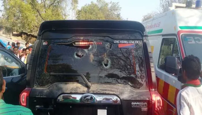 कुशीनगर: सपा एवं भाजपा के बीच हुआ पथराव, दर्जनों गाड़ियां हुईं क्षतिग्रस्त