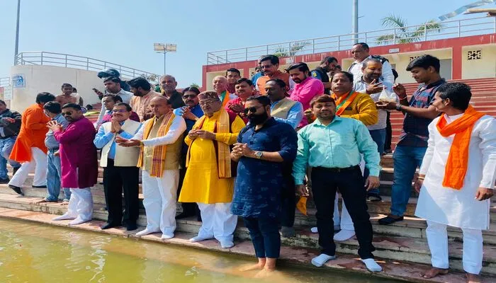 कानपुर: भारतीयों की कुशलता व ऑपरेशन गंगा की सफलता के लिए गंगा तट पर उपवास