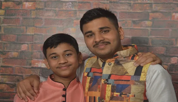 गोरखपुर: सोशल मीडिया पर दो भाई अपने गीत ‘बटन दबेगा टन टन टन’ के जरिए कर रहे हैं लोगों को मतदान के लिए जागरूक