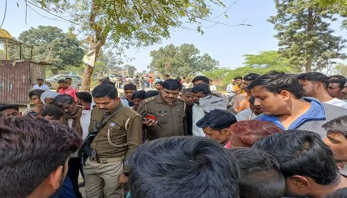 कन्नौज: करंट की चपेट में आने से किसान की मौत, गुस्साए ग्रामीणों ने किया रोड जाम