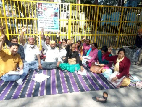 हल्द्वानी: कोऑपरेटिव सोसाइटी के खिलाफ प्रदर्शन, रुपये हड़पने का लगाया आरोप