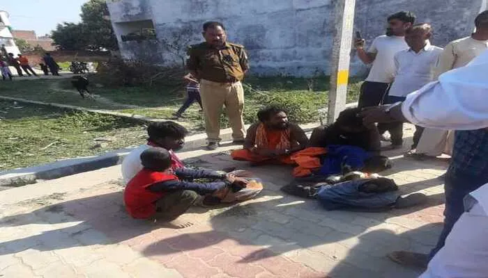 बाराबंकी: साधु वेशधारी अपराधियों ने किया बच्ची के अपहरण का प्रयास,  मोहल्लेवालों ने पुलिस को सौंपा