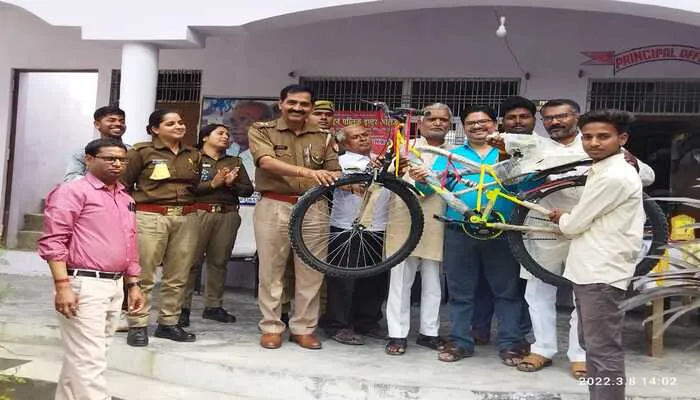 बहराइच: विश्व महिला दिवस पर क्रिकेट मैच का किया गया आयोजन, विजयी टीम के खिलाड़ियों को किया गया सम्मानित