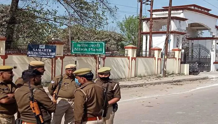 बाराबंकी: जिलाधिकारी ने मतगणना केंद्र का लिया जायजा, अंदर बाहर दोनों जगह डटे हुए हैं सपा कार्यकर्ता