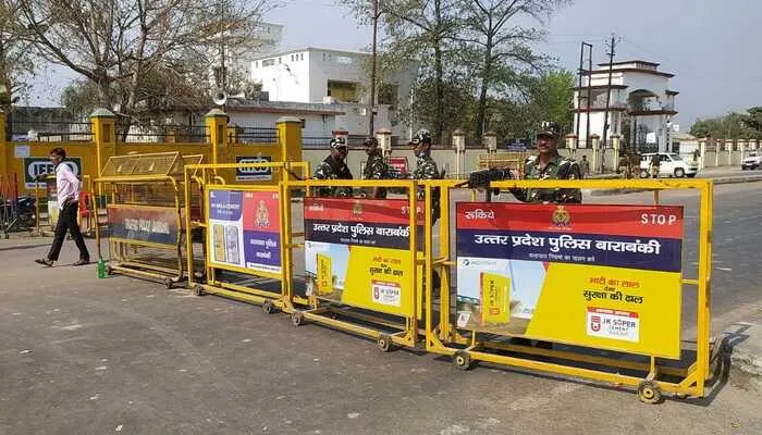 बाराबंकी: मार्ग परिवर्तन से हलकान रहे राहगीर, छात्र-छात्राओं को भी उठानी पड़ी परेशानी