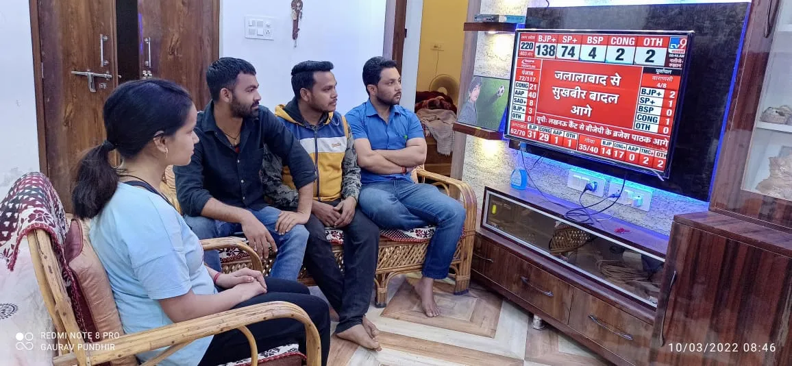 बरेली: मतगणना के ताजा अपडेट जानने के लिए घरों में टीवी के सामने लगा युवाओं का मजमा