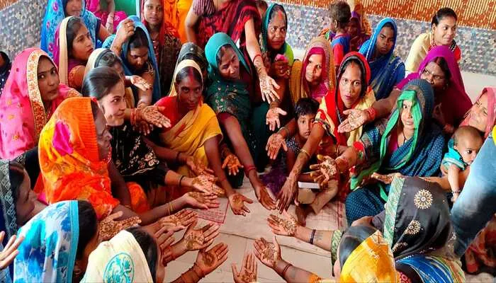 बहराइच: हाथों में मेहंदी रचाकर महिलाओं ने जल संरक्षण के लिए की नई पहल