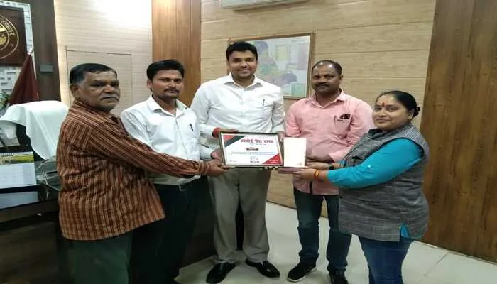 हरदोई: जिले में शांतिपूर्ण चुनाव संपन्न कराने वाले अधिकारियों को किया गया सम्मानित