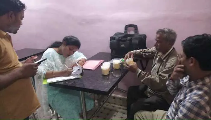 रायबरेली: खाद्य विभाग ने की दुकानों पर छापेमारी, जमा किए सैंपल