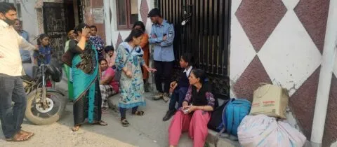हल्द्वानी: पूर्व दर्जा मंत्री के घर बैंक ने जड़ा ताला, बच्चों संग सड़क पर आई पहली पत्नी