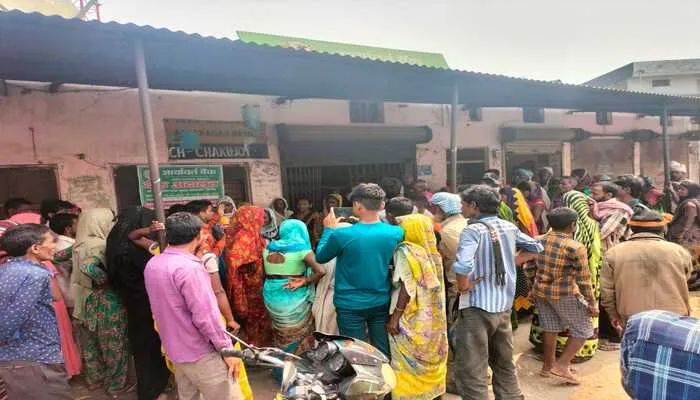 बहराइच: बैंक कर्मचारियों की मनमानी से नाराज उपभोक्ताओं ने किया प्रदर्शन