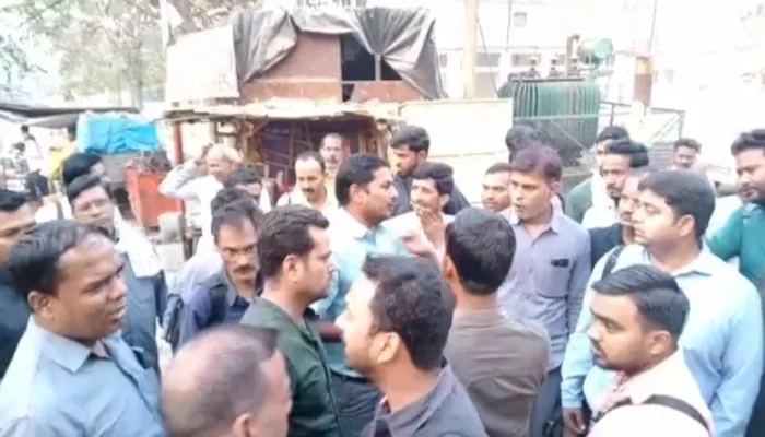 रायबरेली: रोडवेज संविदा कर्मचारियों ने चार घंटे रोका काम, यात्री हुए परेशान