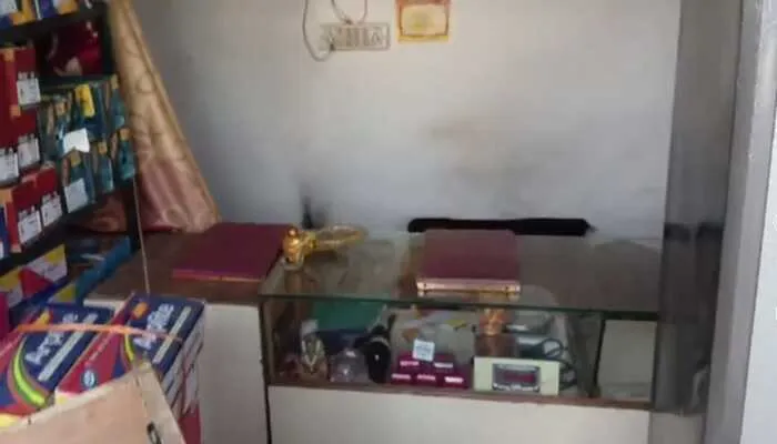 गोरखपुर: ताला तोड़कर कर हुई ज्वैलरी और नकदी की चोरी, सीसीटीवी में कैद हुई घटना