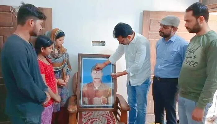 उन्नाव: शहीदों के परिजनों संग विमल द्विवेदी ने बाँटी होली की खुशियां