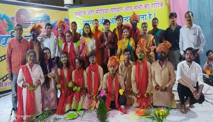 गोरखपुर: नाट्यदल के कलाकारों ने मनाया होली मिलन समारोह, खेली रंग भरी होली