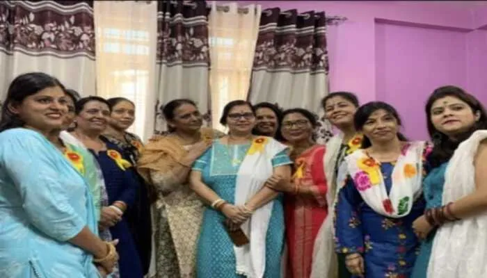 बाराबंकी: होली मिलन कार्यक्रम में महिलाओं ने की खूब मस्ती